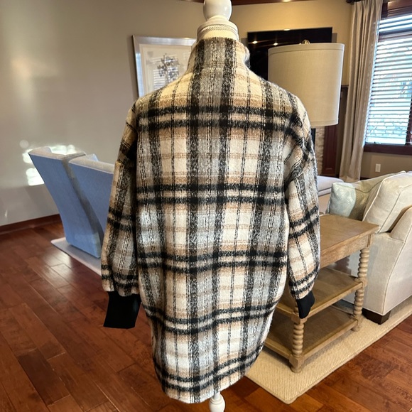 Beautiful coat - Picture 3 of 5